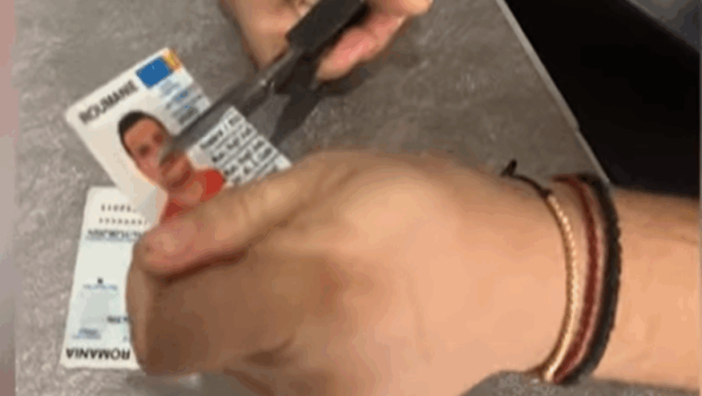 Și cu pașapoartele tăiate, și cu banii luați. Ce amenzi pot primi cei care și-au tăiat actele de identitate