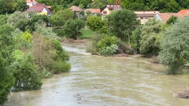 ULTIMA ORĂ.FOTO: Cota de atenție a râului Târnava Mare, depășită cu 5 centimetri. NU există pericol de inundații