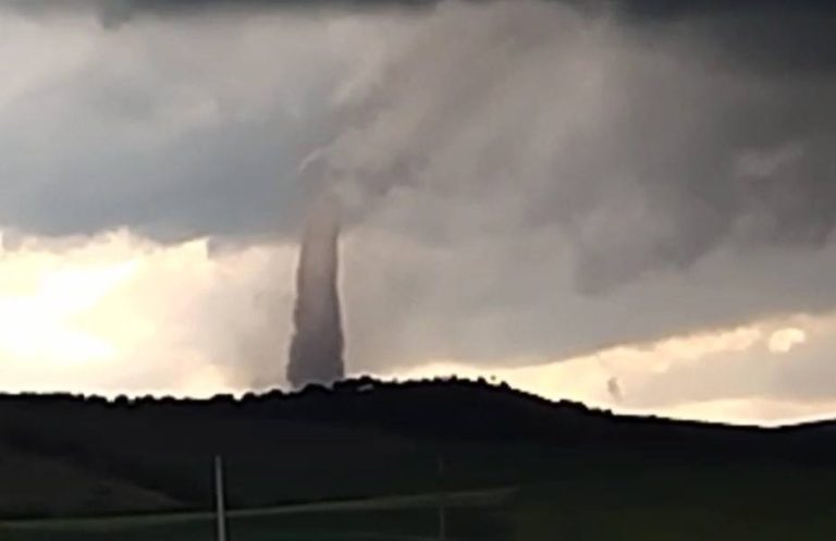 FOTO: Natură dezlănțuită. O tornadă s-a format în România