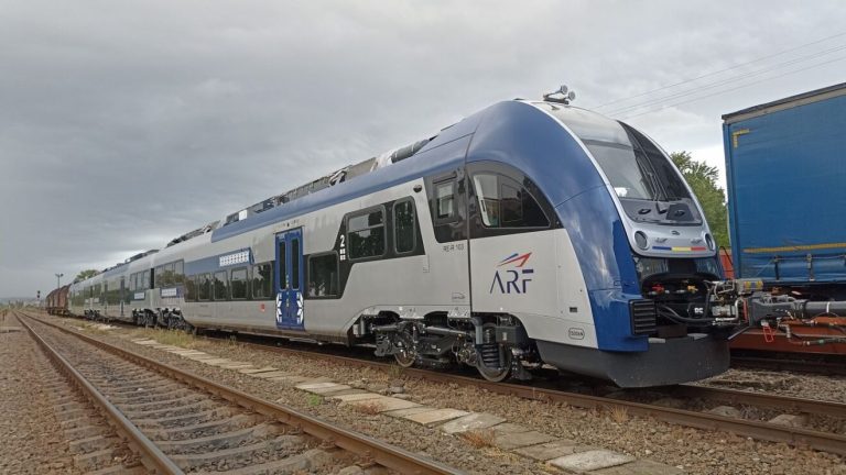 FOTO/PREMIERĂ: A fost prezentat primul tren electric fabricat de Polonia pentru România