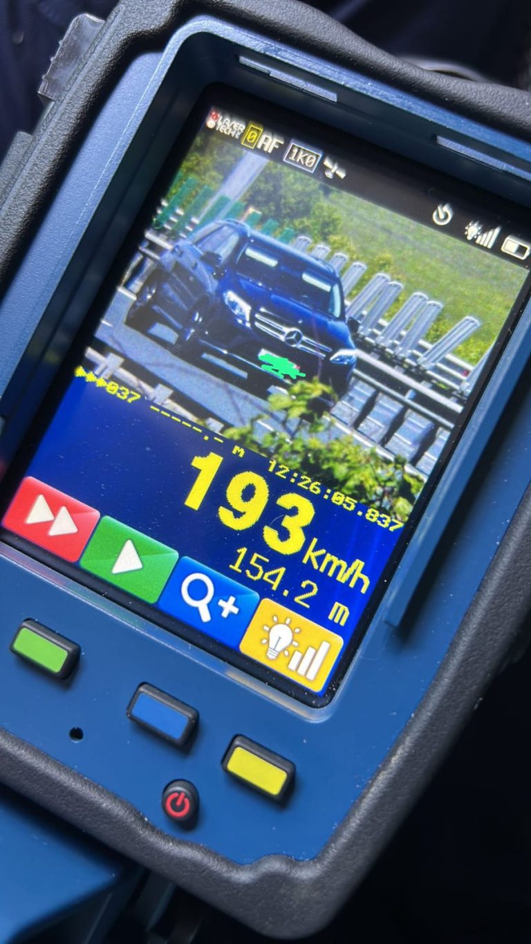 FOTO: Un șofer a fost prins circulând cu aproape 200 de km/oră pe A1