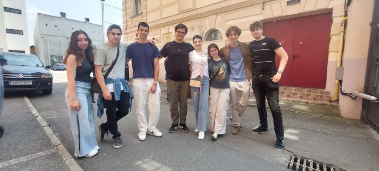 Printre elevii care au dat Bac-ul azi la matematică / istorie. Ce părere au școlarii despre examen