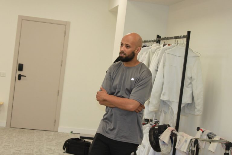 Gerard Tuzhanyi, fiul ministrului culturii și sportului din Burundi, care învață sibienii să țină spada în mână