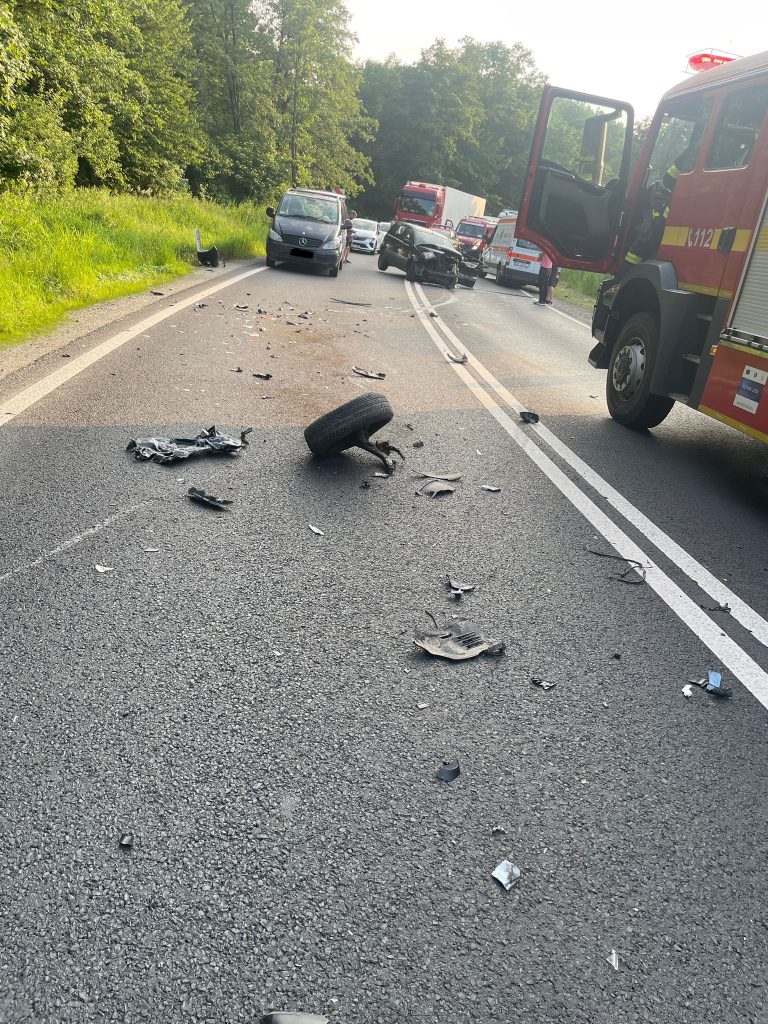ULTIMA ORĂ/FOTO: 5 persoane transportate la spital după un accident rutier pe Hula Bradului