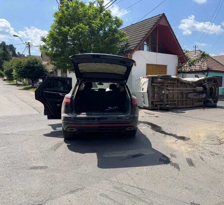 ULTIMA ORĂ/FOTO: Femeie rănită într-un accident rutier din cauza unui șofer care nu a dat prioritate