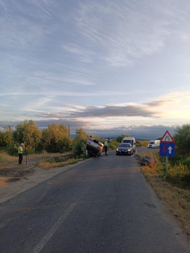 ULTIMA ORĂ/FOTO: Beat criță, un șofer sibian a fost la un pas de o tragedie. S-a izbit de un cap de pod și s-a răsturnat cu mașina
