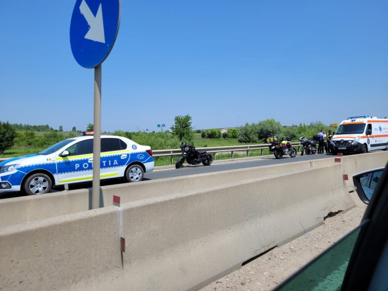 FOTO: A derapat și s-a răsturnat cu motocicleta. Un tânăr de 20 de ani a ajuns la spital