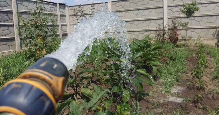 Apă oprită într-o comună. „Anunțăm sistarea furnizării apei potabile până la refacerea stocului de apă necesar în rezervorul de înmagazinare”