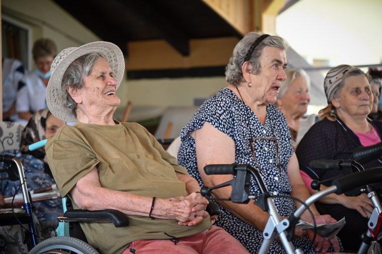 Actorii Bis Teatru Sibiu vor juca „Muzicanții din Bremen” în cămine de vârstnici din Sibiu și Alba