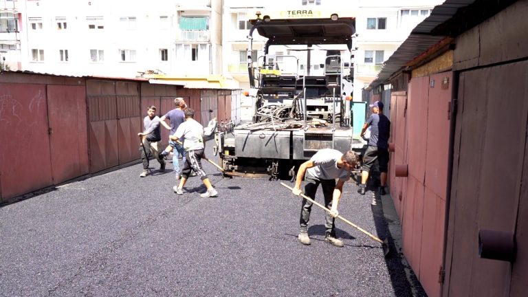 FOTO: Se asfaltează două străzi din cartierul medieșean Vitrometan