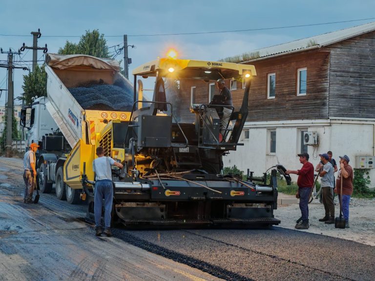 FOTO/VIDEO: A fost turnat covor asfaltic pe un tronson al străzii Gării din Mediaș