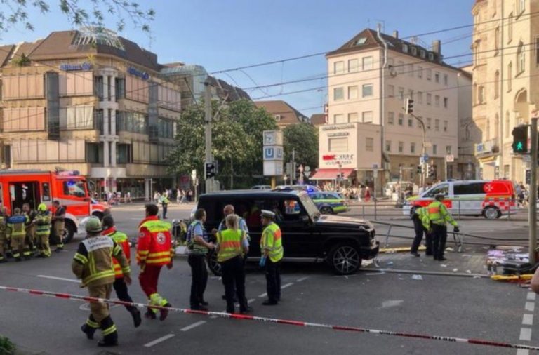 ULTIMA ORĂ/FOTO: Incident șocant în Germania. Un șofer a intrat cu mașina într-un grup de persoane