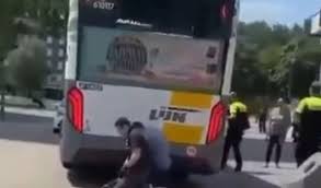 Ce se întâmplă în Europa? Atac cu cuțitul într-un autobuz, un om a fost ucis