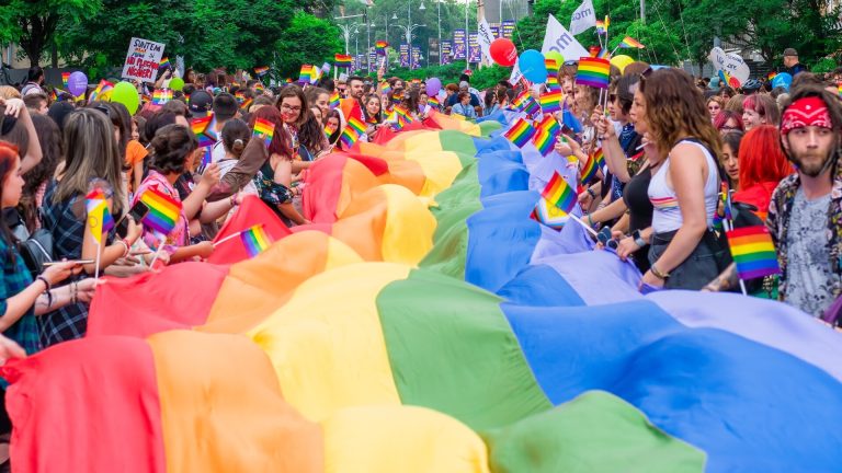 „Bucharest Pride” se desfășoară în sâmbăta Rusaliilor. Biserica Ortodoxă Română a luat atitudine