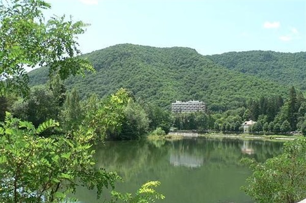 Nu departe de Sibiu o stațiune de transformă spectaculos. Casa bunicii din Scufița Roșie, casa Caprei cu Trei Iezi și sculpturi cu personaje de basm