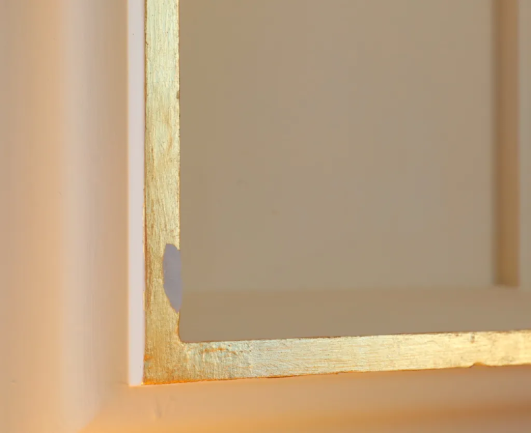 FOTO: Ce se mai fură în România? Foițele de aur de pe pereții cazinoului din Constanța