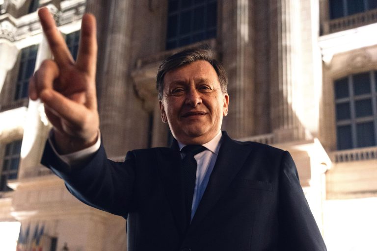 Crin Antonescu, atac jenant: Faptul că avem un președinte ca N. Dan nu înseamnă că suntem retardați toți