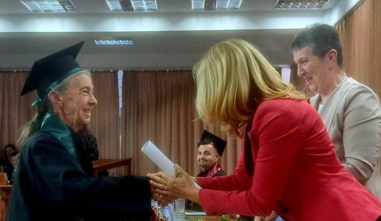 FOTO: O femeie a absolvit facultatea de Ingineria Mediului la 73 de ani. Maria Movilă a „predat” o adevărată lecție de viață