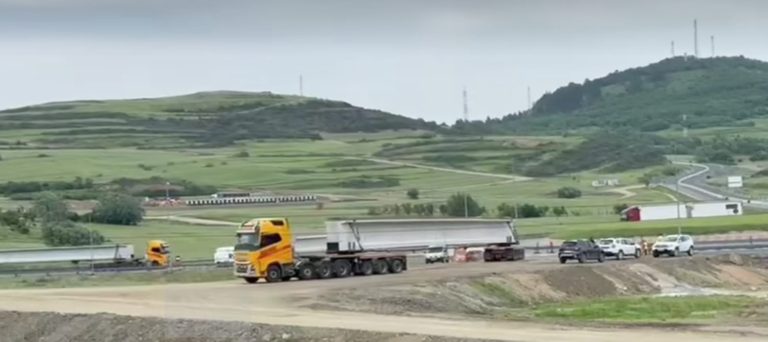 FOTO/VIDEO: Au sosit primele grinzi pentru viaductul de la Boița. În total vor fi aduse 1.050