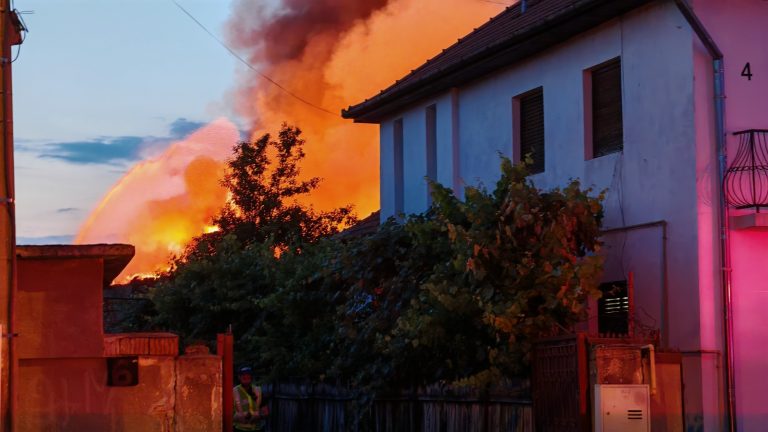 ULTIMA ORĂ/FOTO: Hală de 400 de metri pătrați distrusă de un incendiu, în Mediaș