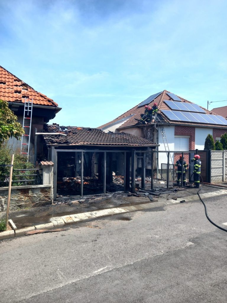 ULTIMA ORĂ/FOTO: Două case din Sibiu, la un pas să fie distruse de foc. Pompierii au intervenit rapid