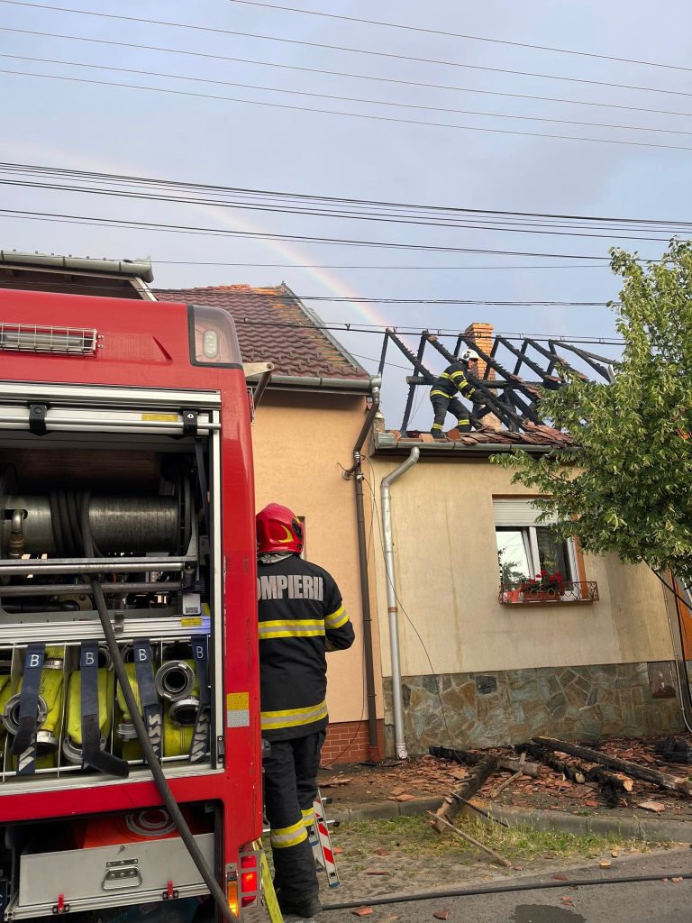 FOTO: Două acoperișuri, o cameră și o debara au ars în Sibiu