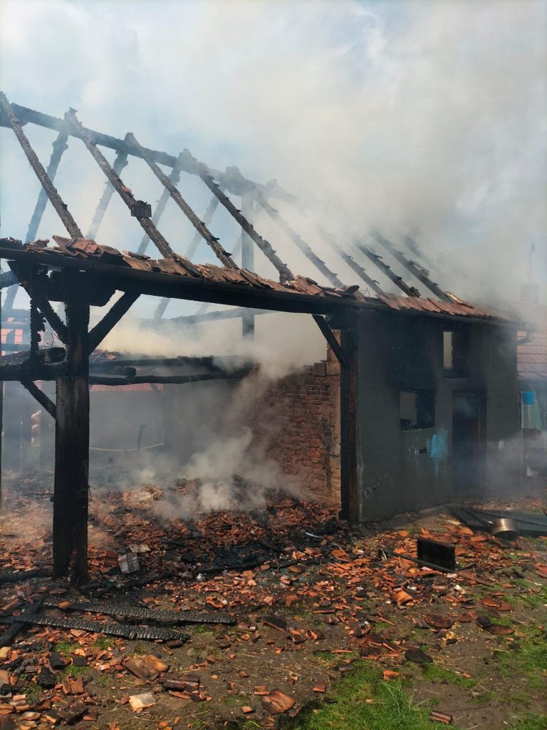 FOTO: Un incendiu a distrus acoperișul unei case și o anexă. O femeie a suferit un atac de panică