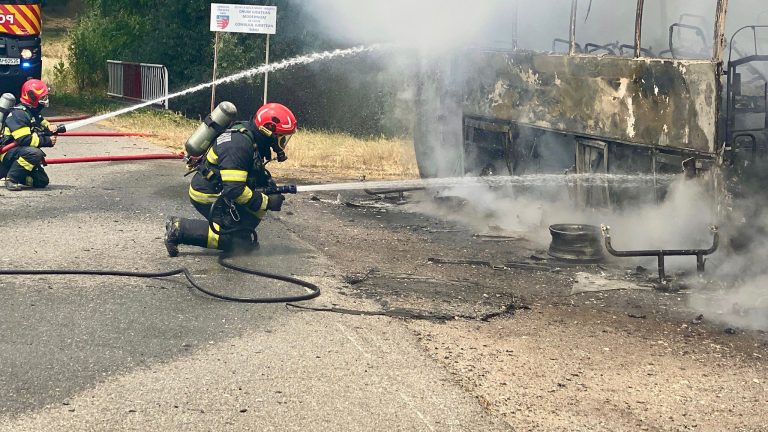 ULTIMA ORĂ: ARDE o mașină în Sibiu. Pompierii intervin de urgență
