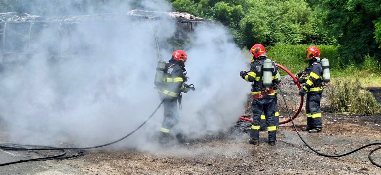 O mașină a ara ca o torță în Șura Mare. În autoturism se aflau două persoane