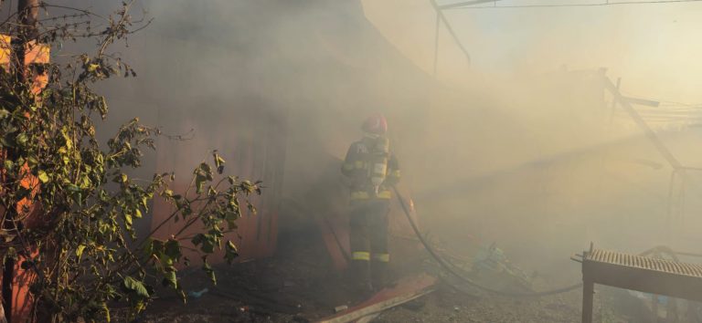 FOTO: Dezastru după un incendiu. 4 anexe și o casă distruse, un magazin și alte două anexe afectate