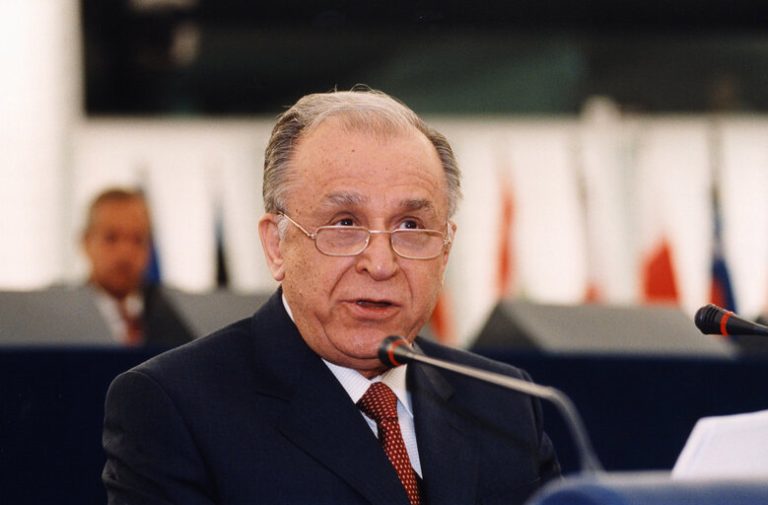 ULTIMA ORĂ: Fostul președinte Ion Iliescu, internat de urgență la ATI