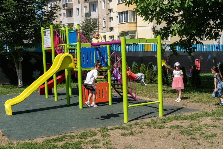 FOTO/VIDEO: Spațiu de joacă modernizat complet la Grădinița „Pinocchio” Mediaș