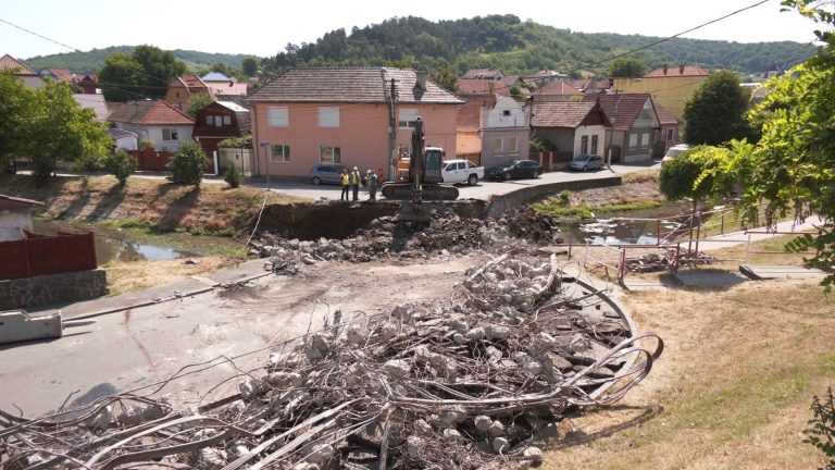 FOTO: Pod nou pe strada Valea Adâncă din Mediaș. Urmează reabilitarea străzii