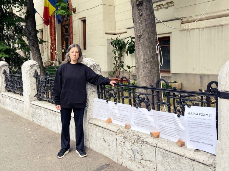 Mama unei eleve din Sibiu protestează, de astăzi, în fața Palatului Cotroceni. „Obligarea elevilor să susțină proba E.b. la Bacalaureat este ilegală”