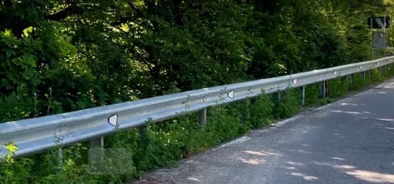 VIDEO: Se înlocuiesc parapeții pe drumul spre Păltiniș