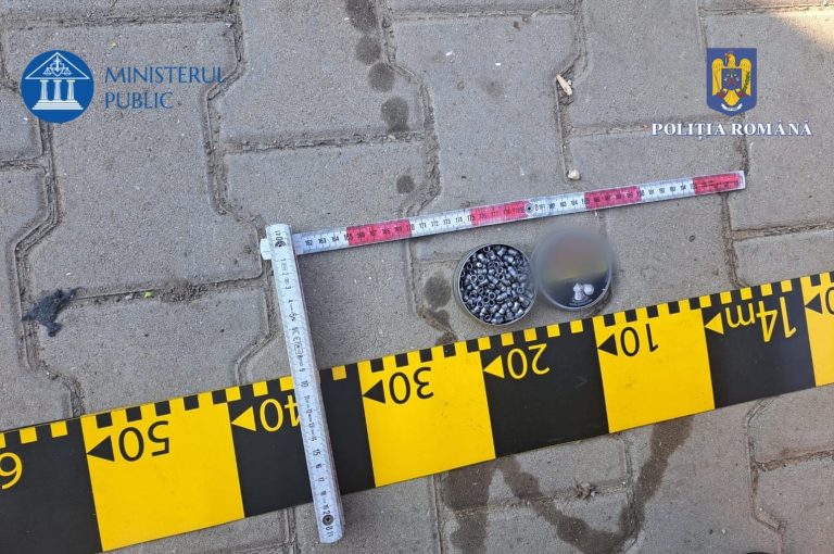 ULTIMA ORĂ/FOTO: Trei arme, o arbaletă și mii de țigări confiscate în Sibiu