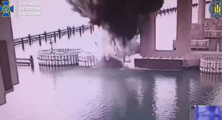 FOTO/VIDEO: Rusia a primit o lovitură neașteptată: Ucraina a distrus podul Crimeei cu peste o tonă de explozibil