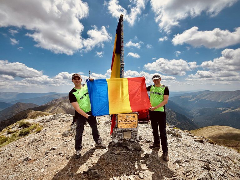FOTO: Pompierii sibieni au dus tricolorul pe Vârful Moldoveanu