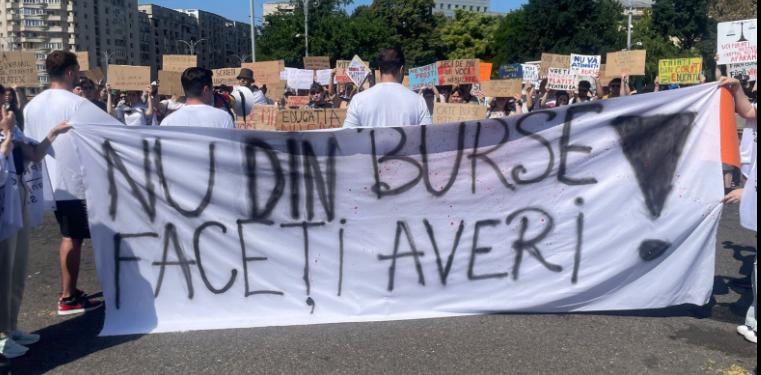 Studenții și elevii au protestat din cauza reducerii burselor
