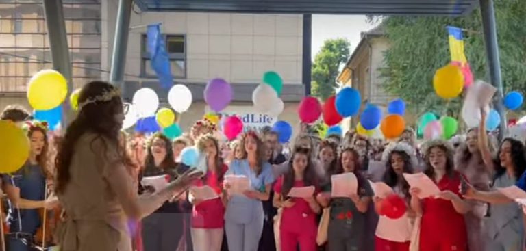 FOTO/VIDEO: „Serenade” în curtea Spitalului Județean Sibiu. Absolvenții de la Medicină au făcut spectacol