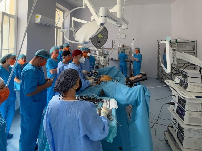 FOTO: Tânăr de 36 de ani diagnosticat cu cancer de colon, salvat la Spitalul Județean Sibiu în urma unei intervenții de excepție