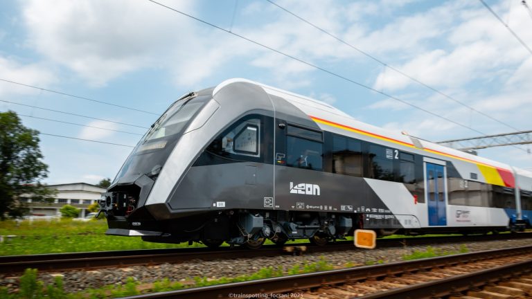 FOTO/VIDEO: A fost lansat Leon, primul tren fabricat integral în România după 80 de ani