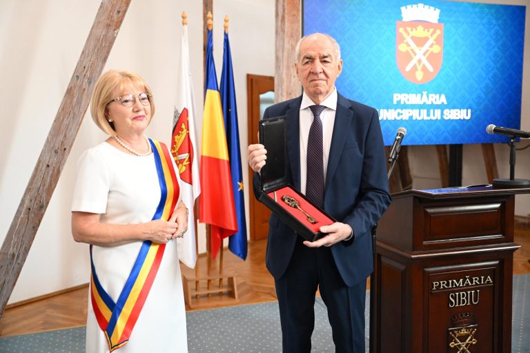 FOTO: Viorel Hizo a primit însemnele orașului, ca Cetățean de Onoare al Sibiului