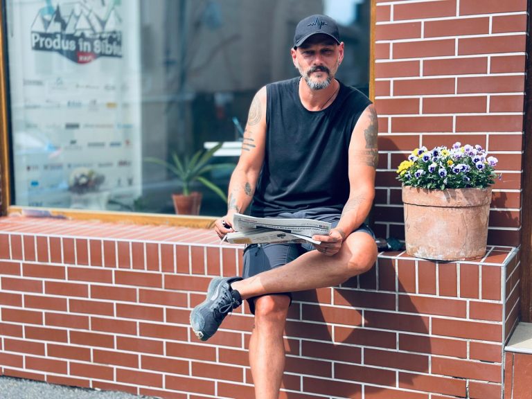 Alexandru Moga, artistul care își trăiește visul printre „sălbăticiuni”