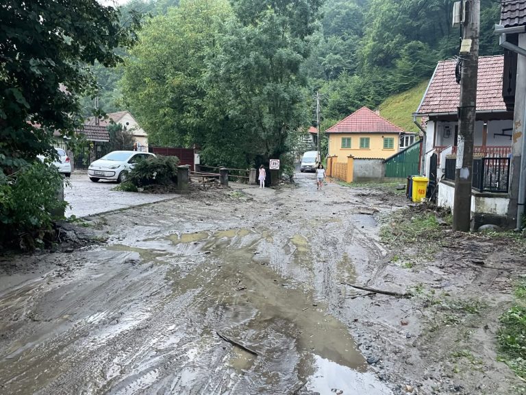 VIDEO. Inundațiile de la Cisnădioara și Cisnădie. 23 de case și 8 autoturisme afectate