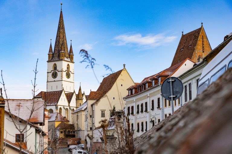 RAPORTOR LOCAL. Pe hârtie și în strategii, Sibiul arată cum nu se poate mai bine