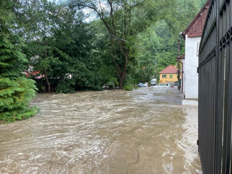 ALERTĂ METEO: „Dacă ai fost surprins de viitură, urca în părțile de sus ale locuinței sau pe acoperiș, până la sosirea echipelor de salvare”. Cod Portocaliu de ploi abundente în județul Sibiu
