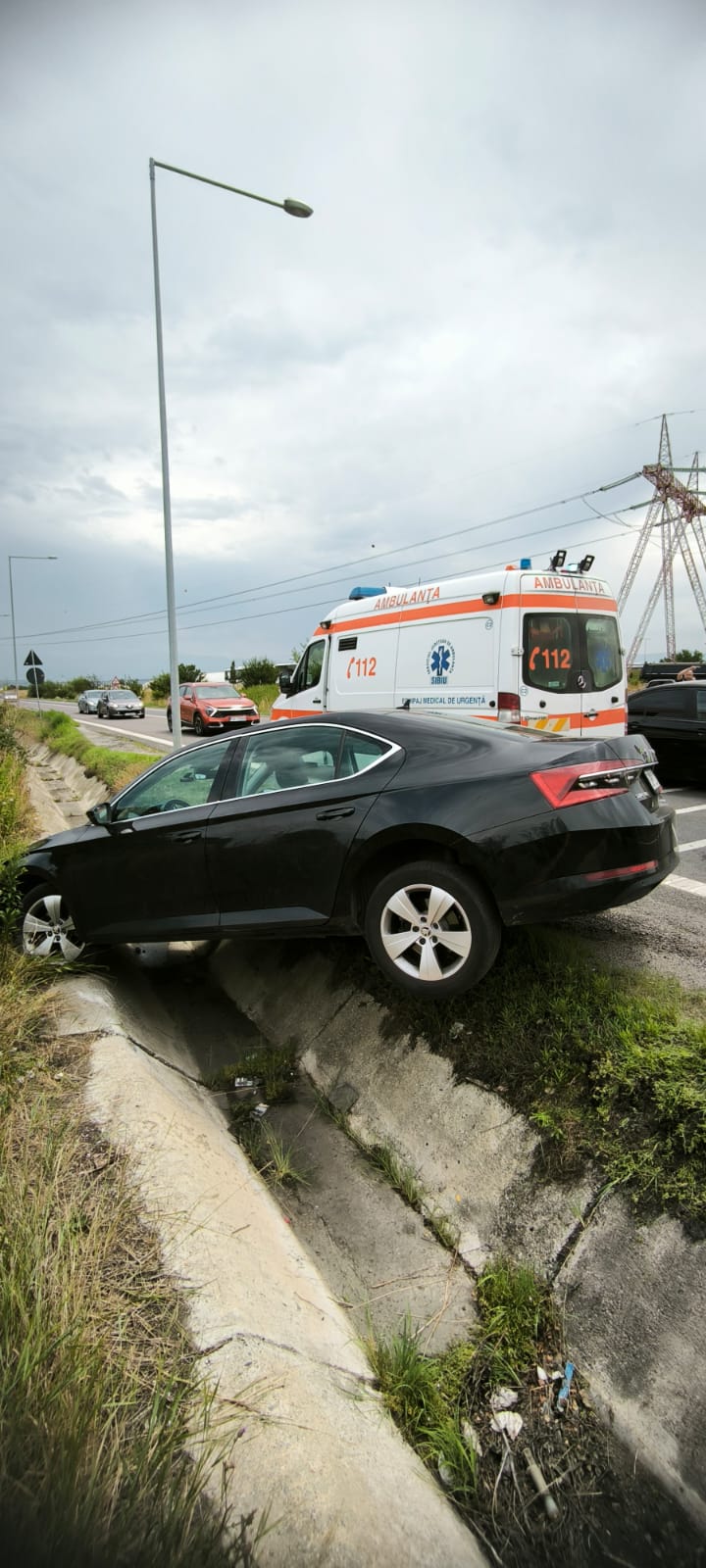ULTIMA ORĂ/FOTO: Un sibian a ajuns cu mașina în șanț. Un echipaj de prim ajutor a intervenit imediat