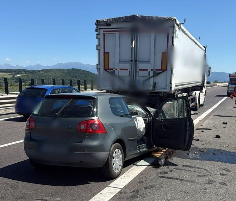 FOTO: Sibian transportat la spital după un accident pe A1