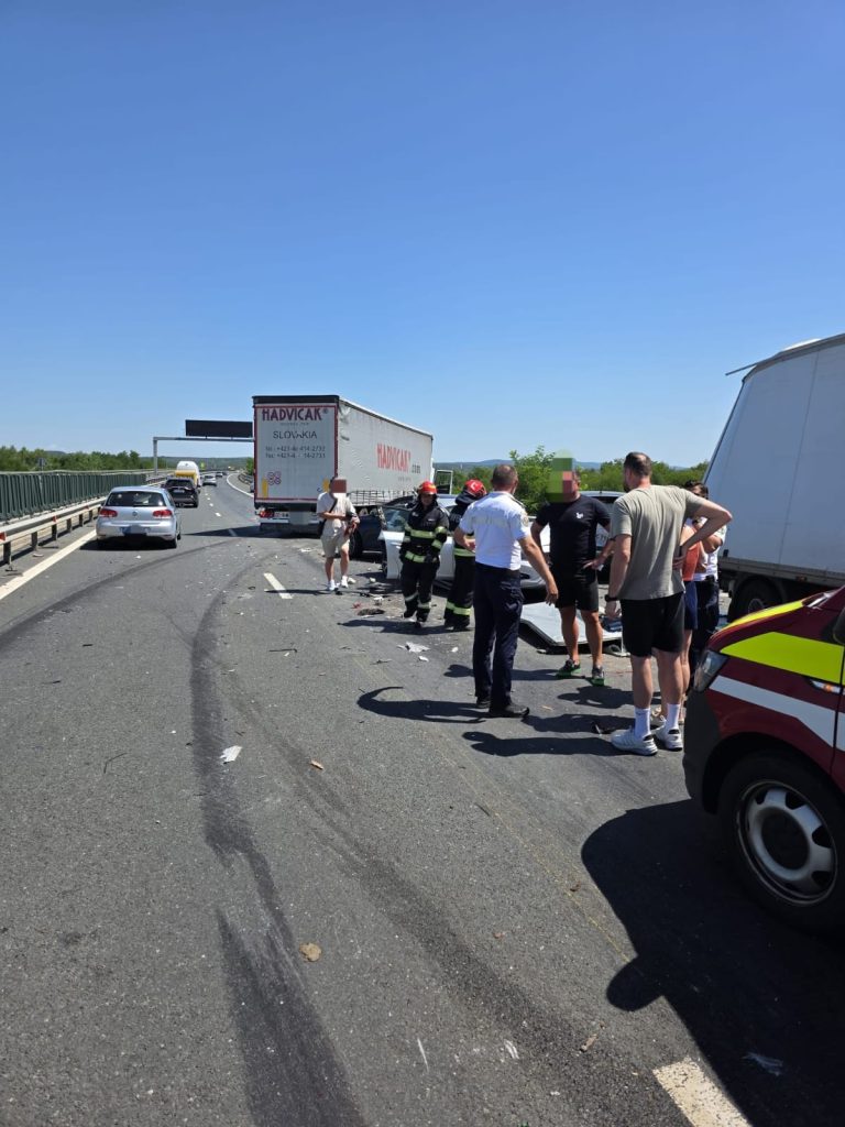 ULTIMA ORĂ/FOTO: Accident cu 14 răniți pe A1 Deva-Nădlac